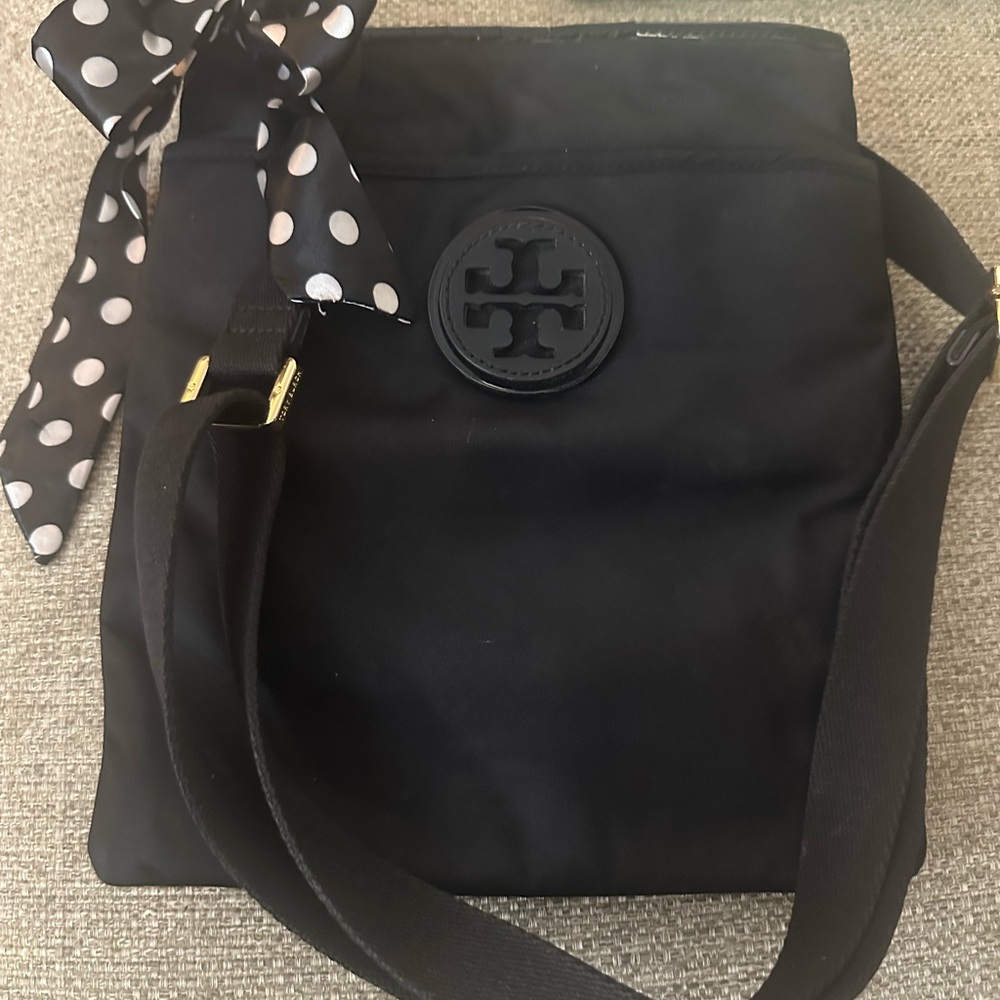 Tory Burch Perry Black Crossbody Bag with Patent Trim & Front Pocket - Picture 13 of 16